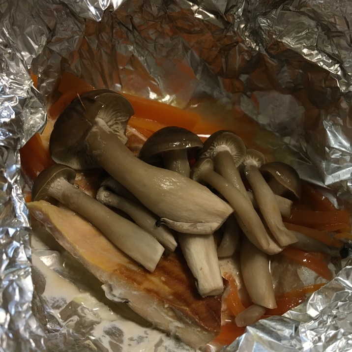冷蔵庫の余り物で♪鮭のホイル焼き☆シメジ&キノコ